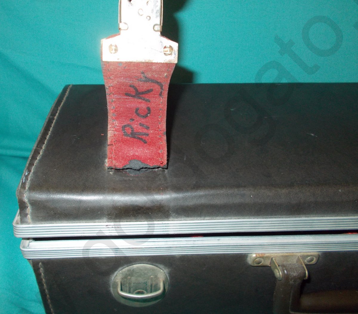 Portable 8-Track Cassette Carrying Case 24 Tapes, Brown Faux Leather, Red Felt - Image 3