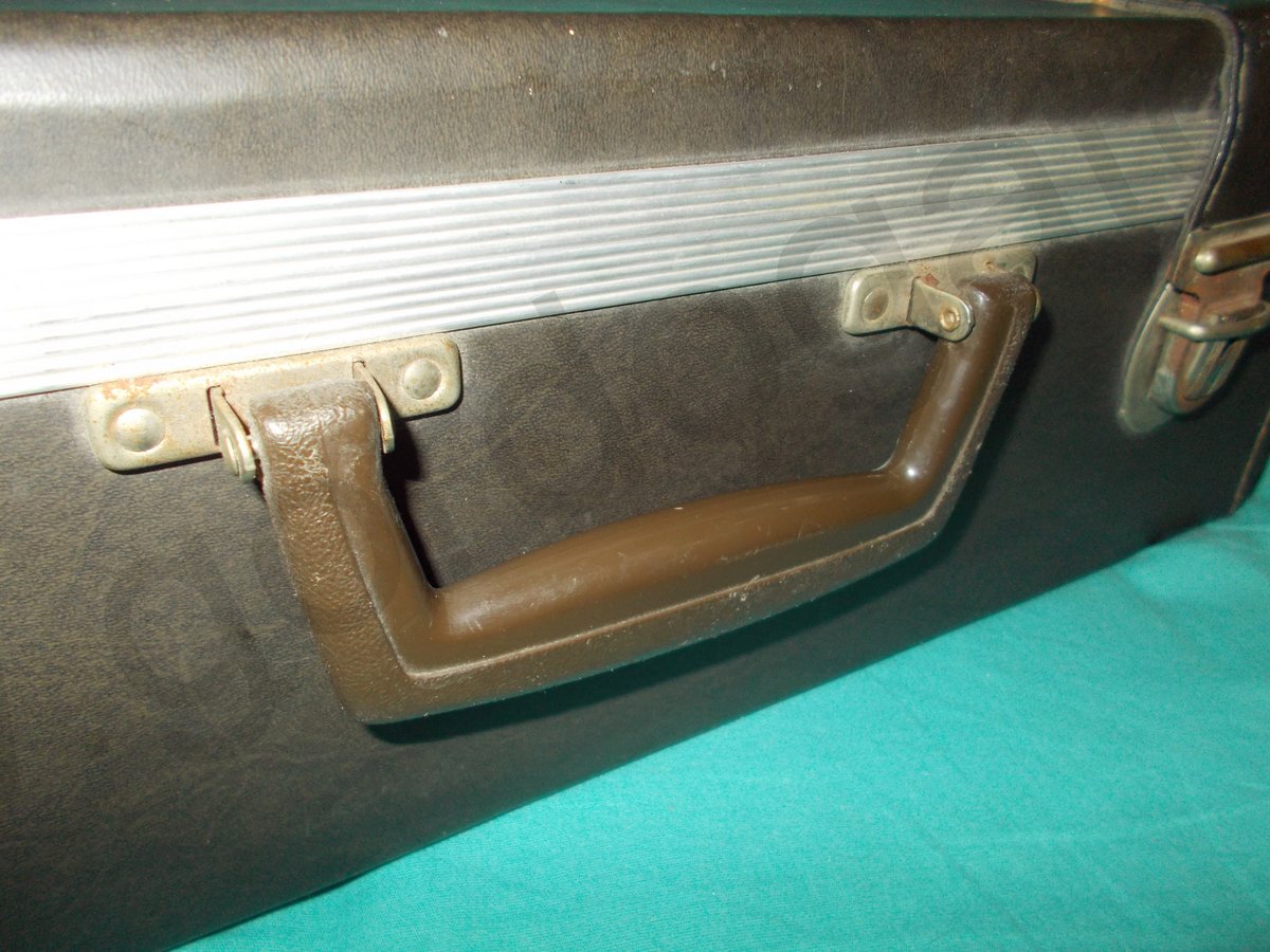 Portable 8-Track Cassette Carrying Case 24 Tapes, Brown Faux Leather, Red Felt - Image 7