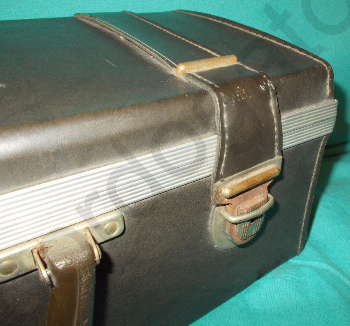 Portable 8-Track Cassette Carrying Case 24 Tapes, Brown Faux Leather, Red Felt - Image 8