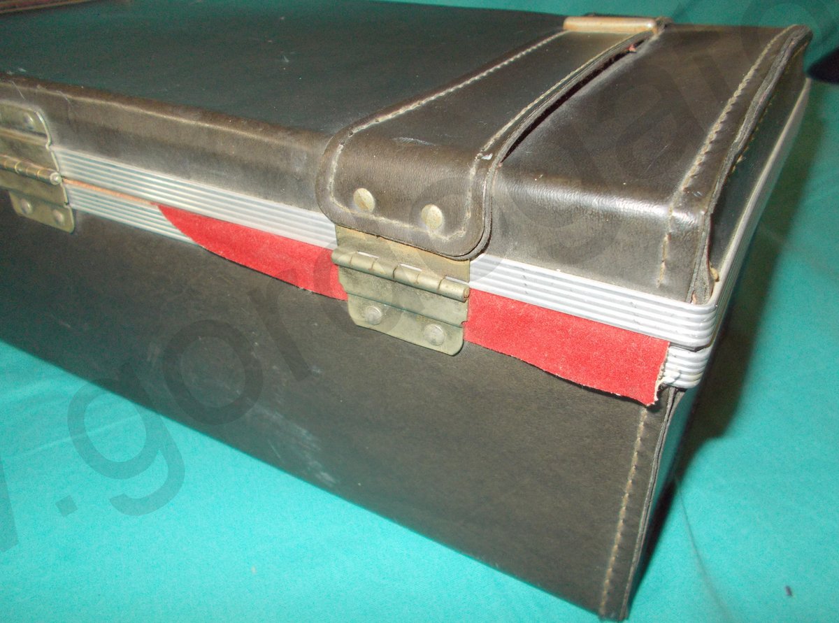 Portable 8-Track Cassette Carrying Case 24 Tapes, Brown Faux Leather, Red Felt - Image 9