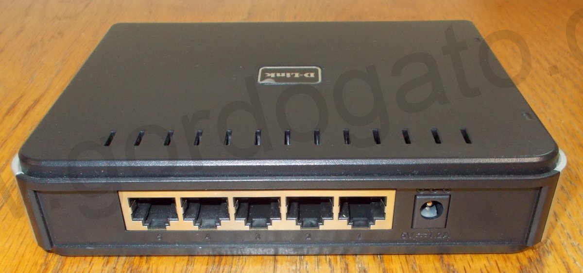 D-Link DES-1105 5 Port Fast Ethernet (10/100) Wired External Network Switch - Image 2