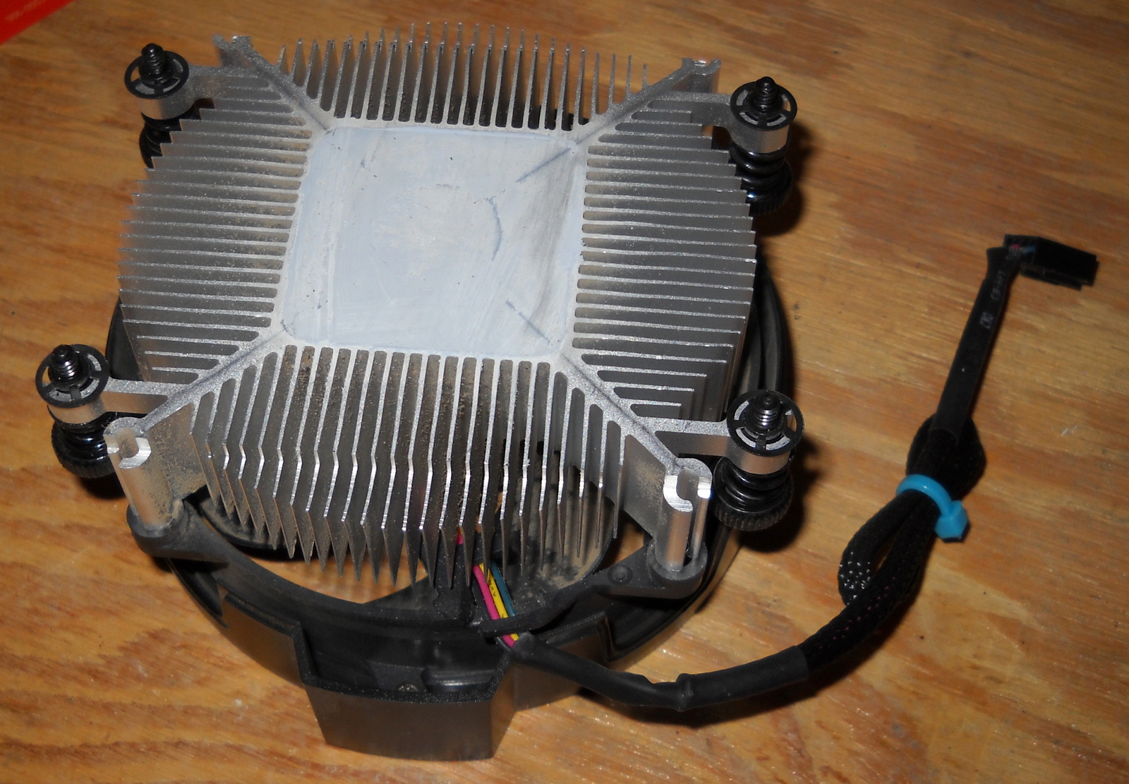 AMD Ryzen 5 2400G APU CPU Socket AM4 Processor YD2400C5M4MFB w/ Heatsink, Fan - Image 4