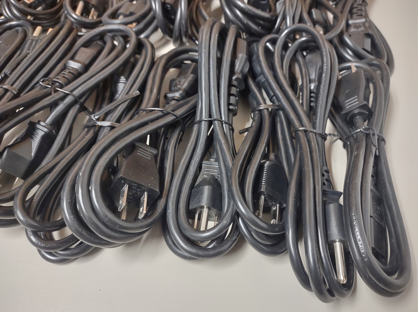 Lot of 20 New Black Standard PC/Monitor/Computer Power Cable Cords 6' 4' - Image 5