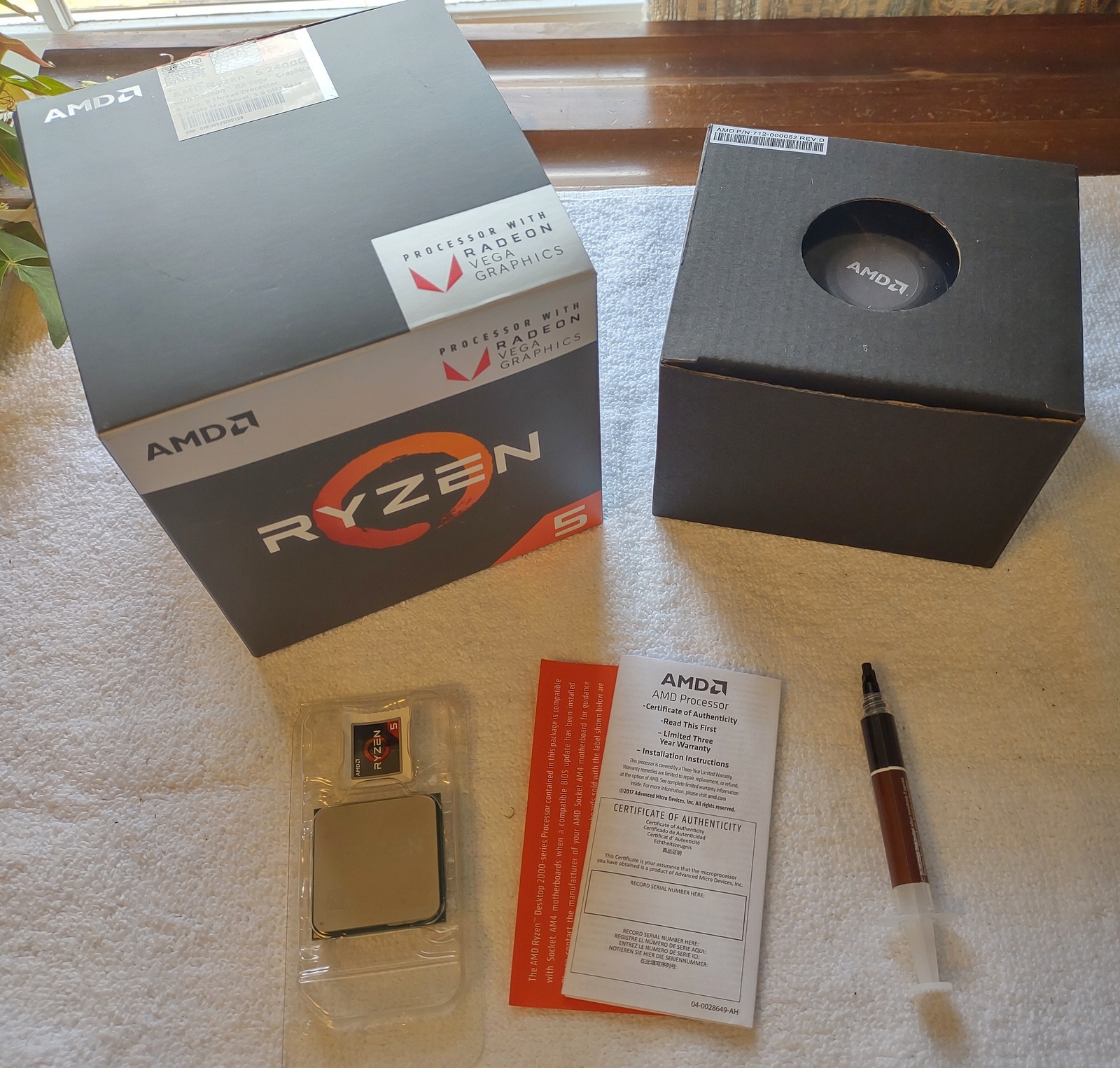 AMD Ryzen 5 2400G APU CPU Socket AM4 Processor YD2400C5FBBOX w/ Heatsink, Fan