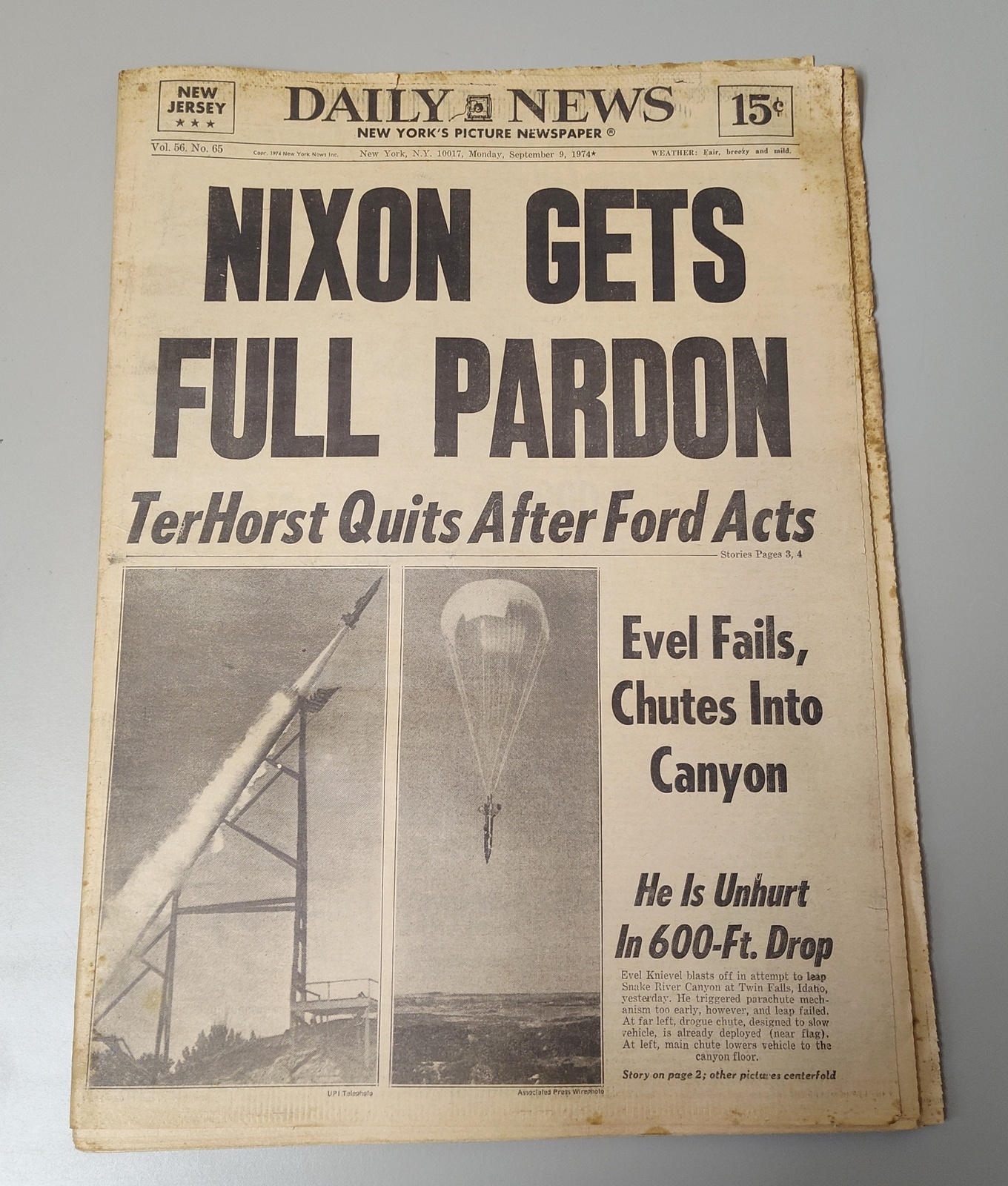 New York (Jersey) Daily News September 9, 1974 Nixon Gets Pardon Evel Knievel
