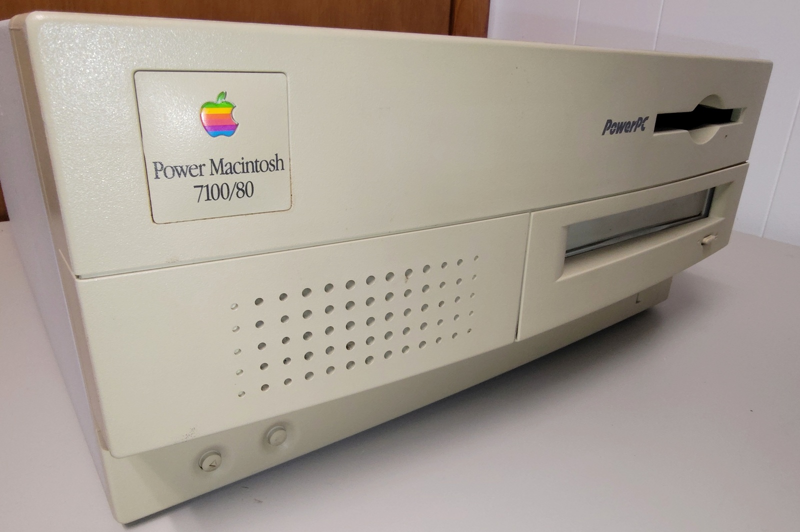 Apple Power Macintosh PowerMac 7100/80 80MHz PowerPC 601 72MB RAM 700MB HDD 1994 - Image 2