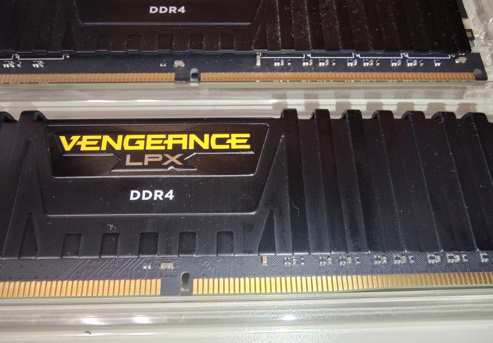 8GB (2 x 4GB) DIMM Desktop Memory RAM DDR4-2400 Corsair CMK8GX4M2A2400C16 2018 - Image 3
