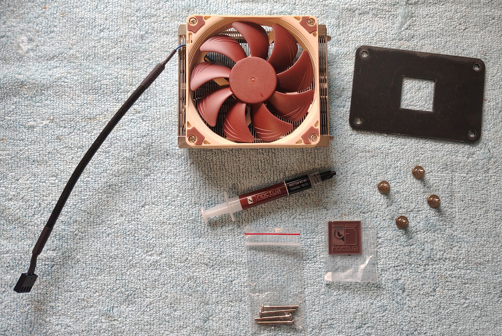 Noctua NH-L9a-AM4 Low Profile CPU Cooler for AMD Socket AM4 w/ screws, plate ++